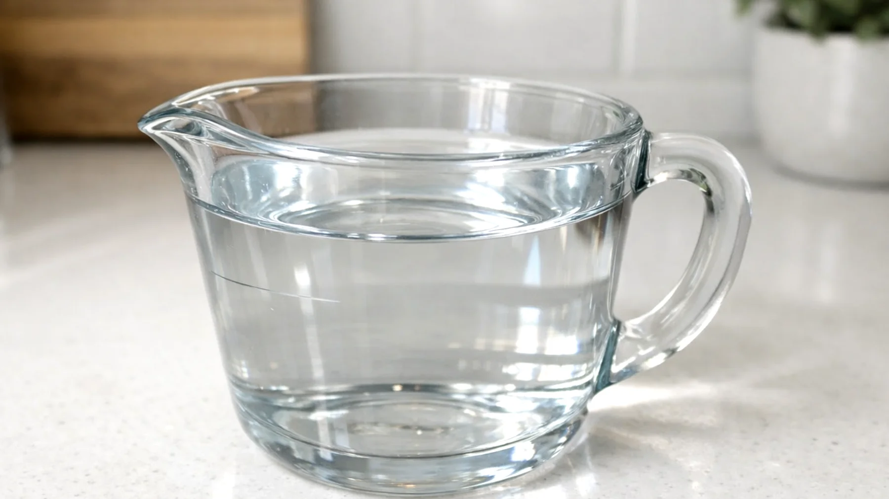 Come misurare correttamente gli ingredienti liquidi e secchi con il bicchiere graduato senza commettere errori che compromettono la riuscita delle ricette"